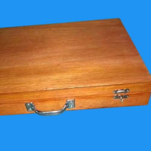 Maletas feitas em madeira.