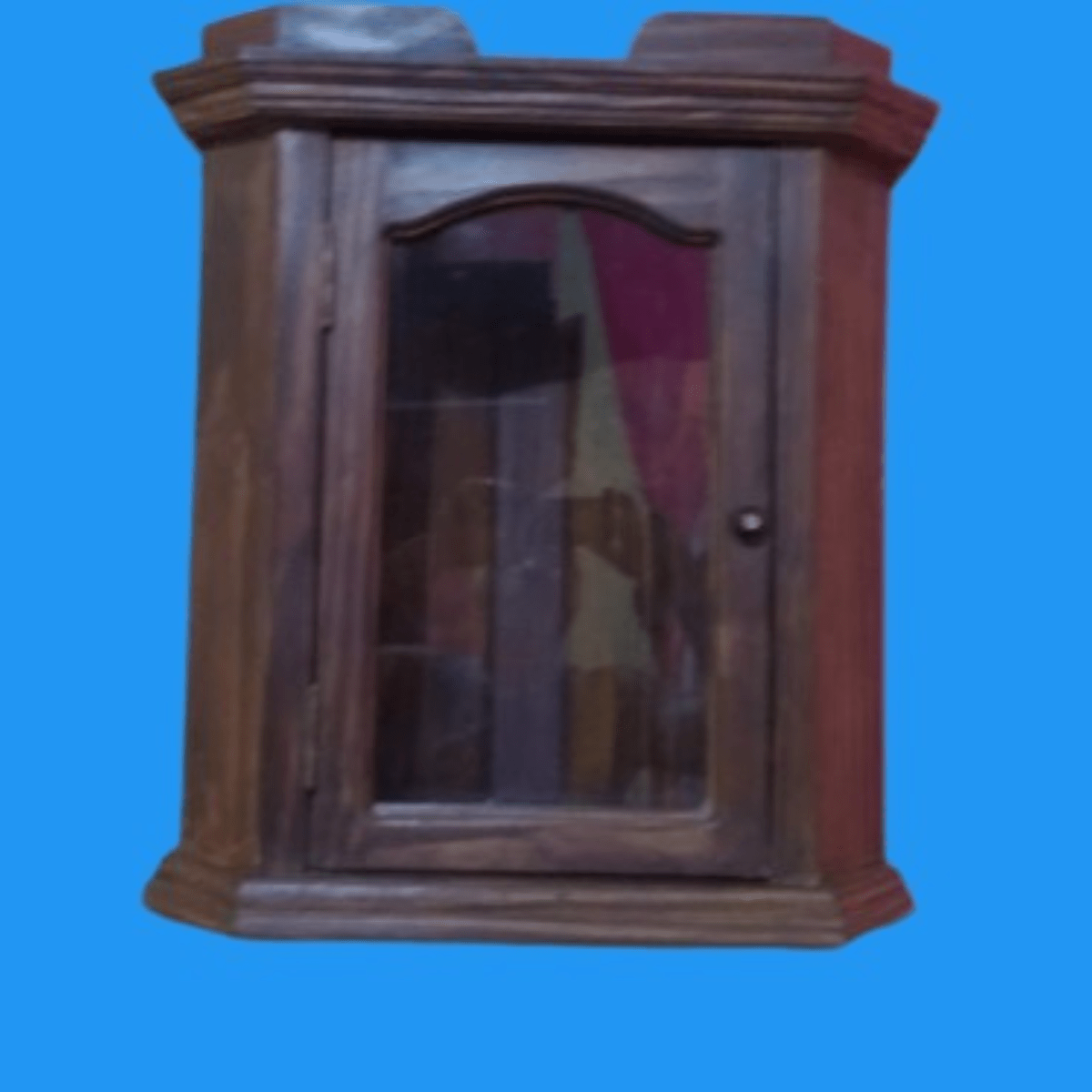 Oratório de canto de madeira.