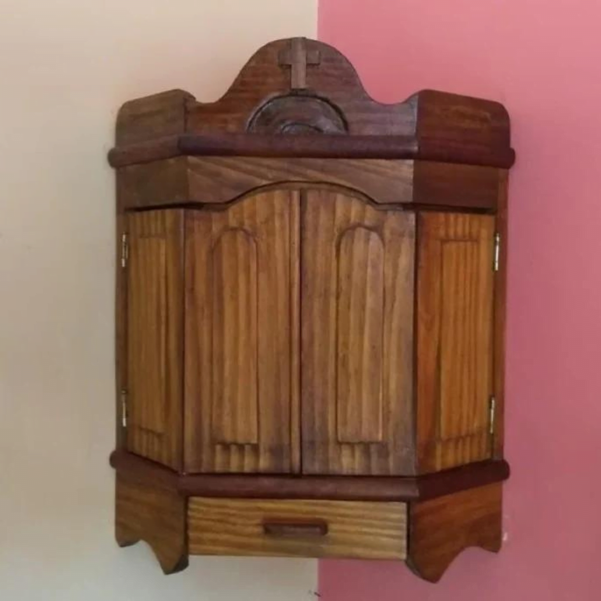 Oratório de canto com gaveta.